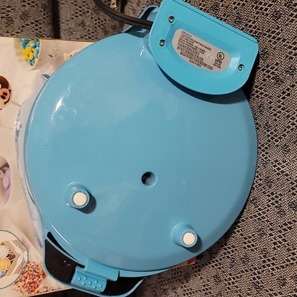 Electric Cake Pop and Donut Maker - Picture 5 of 5